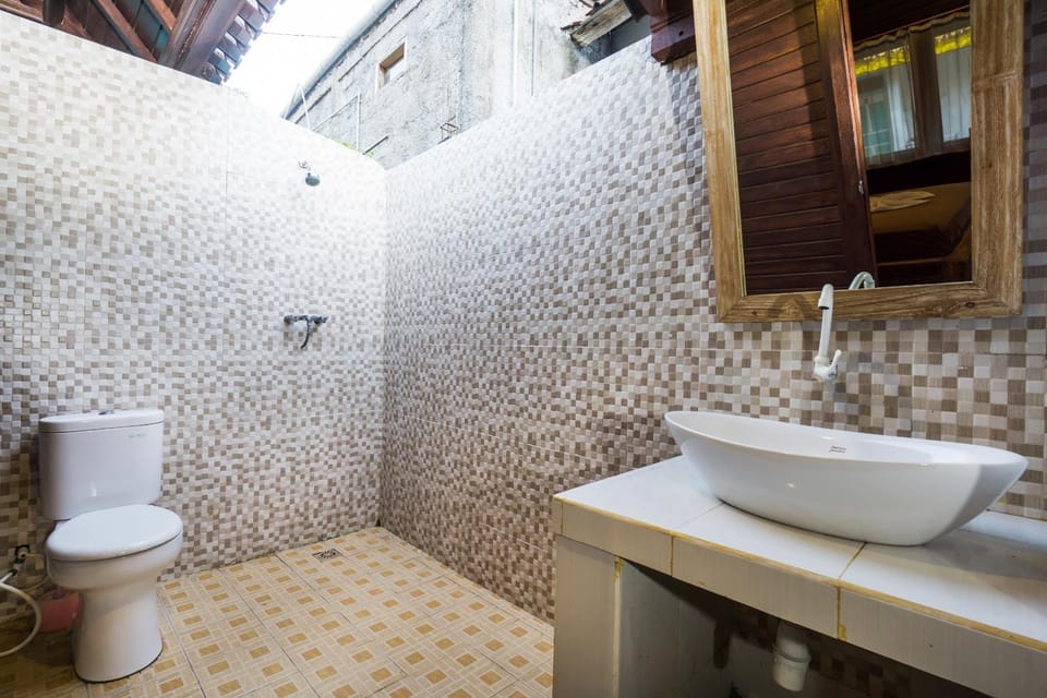 Shower, Toilet