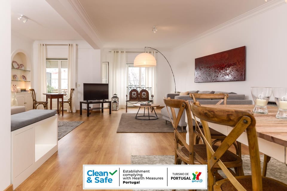 TV and multimedia, Coffee/tea facilities, Living room, Seating area, Dining area