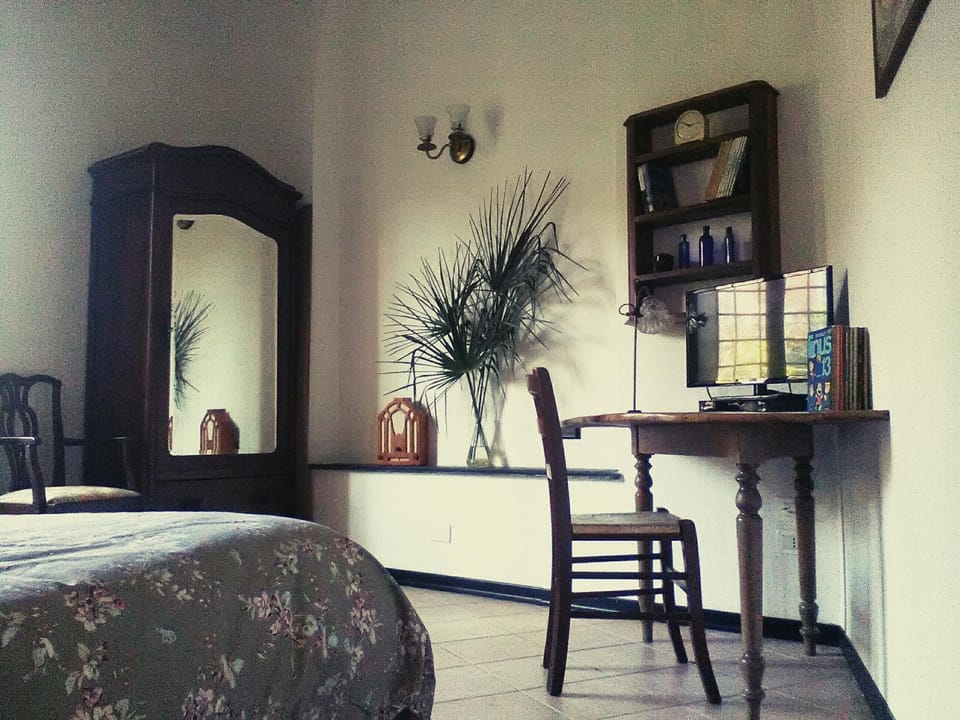TV and multimedia, Photo of the whole room, Bedroom
