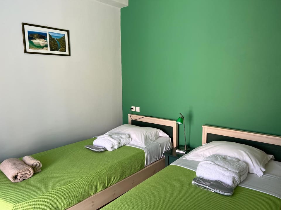 Photo of the whole room, towels