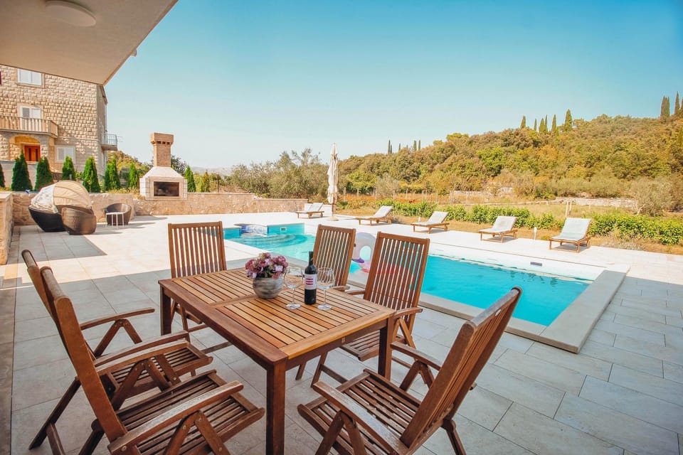 Dining area, Swimming pool, sunbed