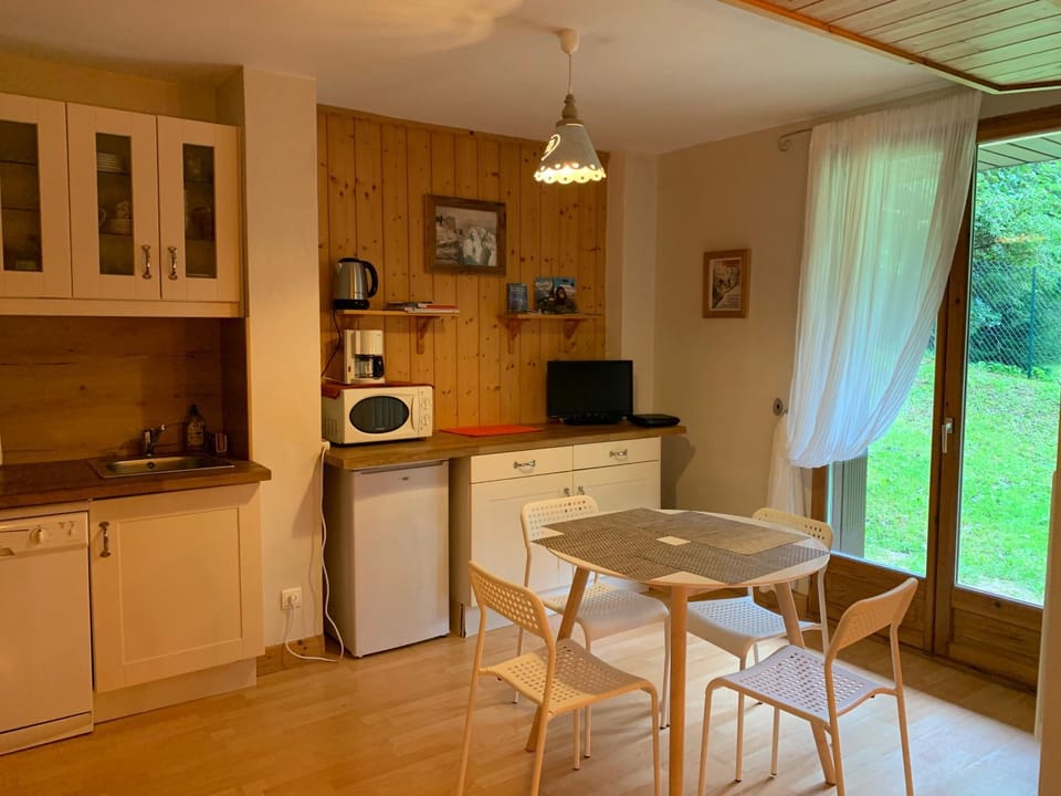 Kitchen or kitchenette, Dining area