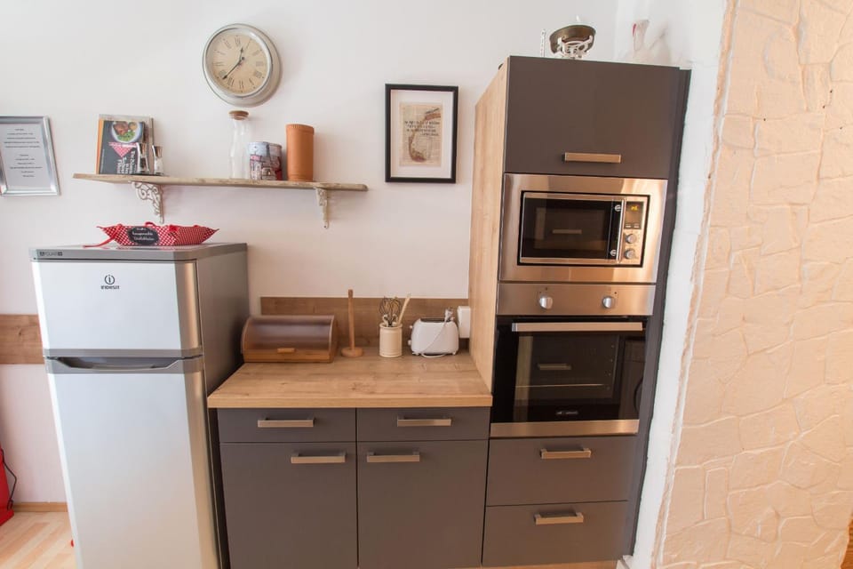 Coffee/tea facilities, Kitchen or kitchenette, minibar, pet friendly, stove, toaster