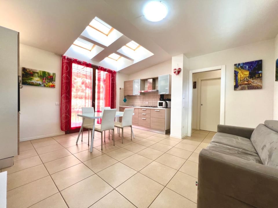 Kitchen or kitchenette, Dining area, minibar