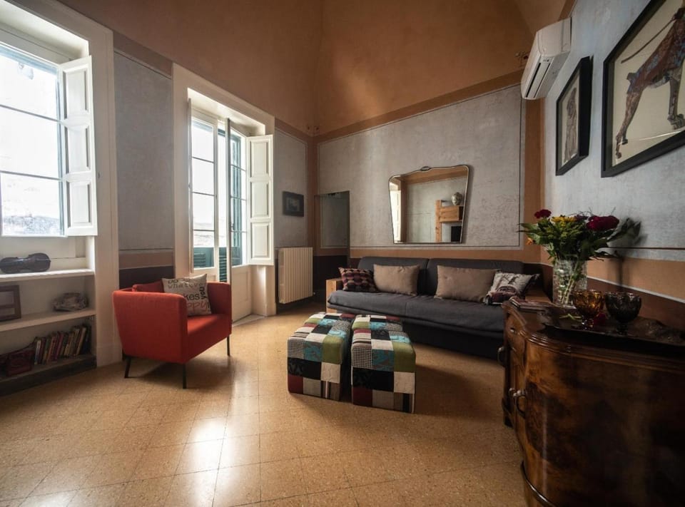 Living room, Family, Quiet street view