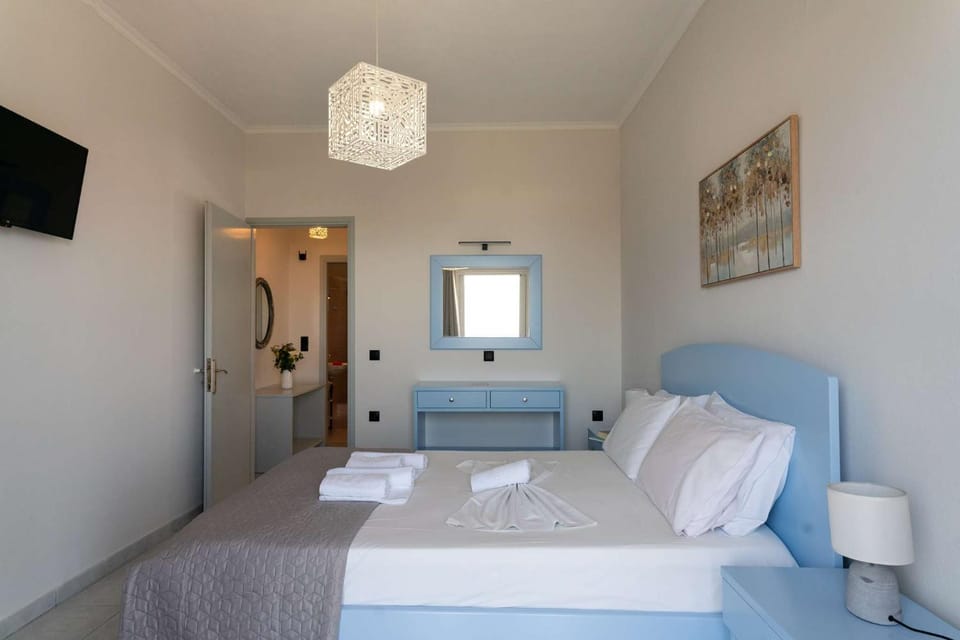 Bed, TV and multimedia, Photo of the whole room, Bedroom, towels
