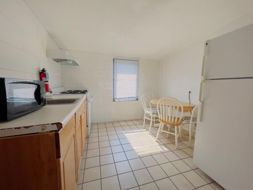 Kitchen or kitchenette, minibar