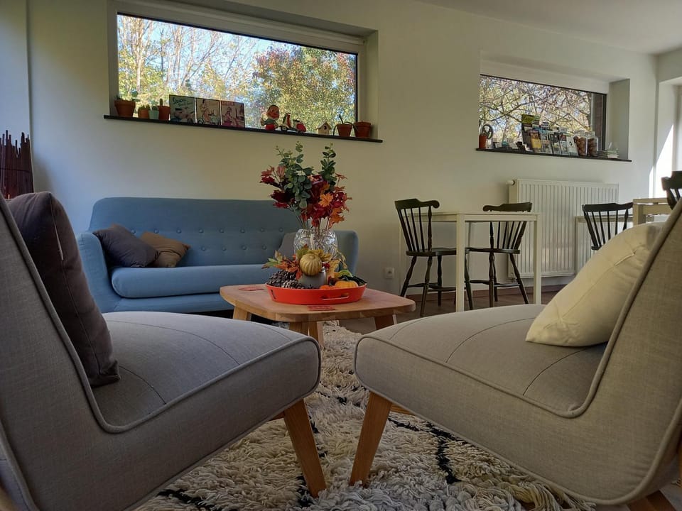 Living room, Lounge or bar, Seating area, Dining area