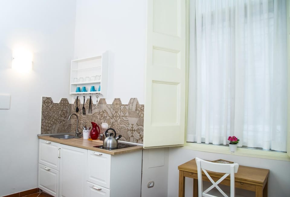 Coffee/tea facilities, Kitchen or kitchenette, Living room, Photo of the whole room, Dining area