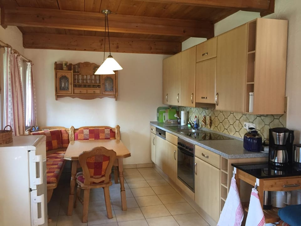 Kitchen or kitchenette, Dining area