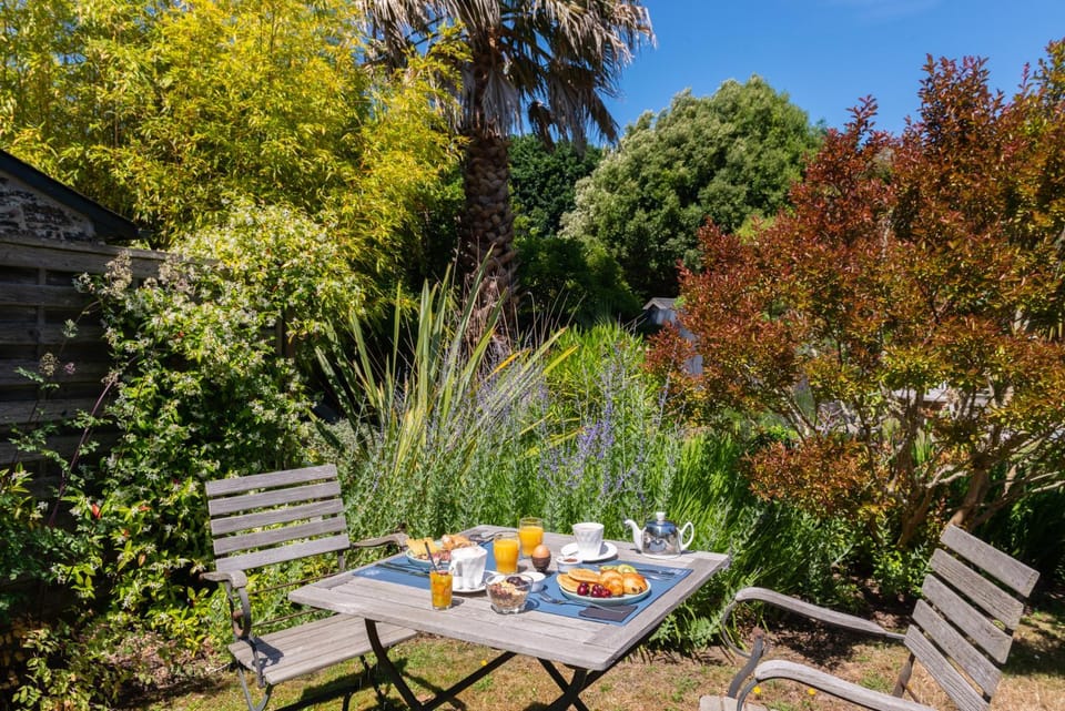 Garden, Breakfast