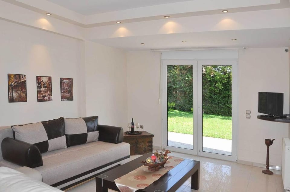 TV and multimedia, Living room, Seating area, Garden view