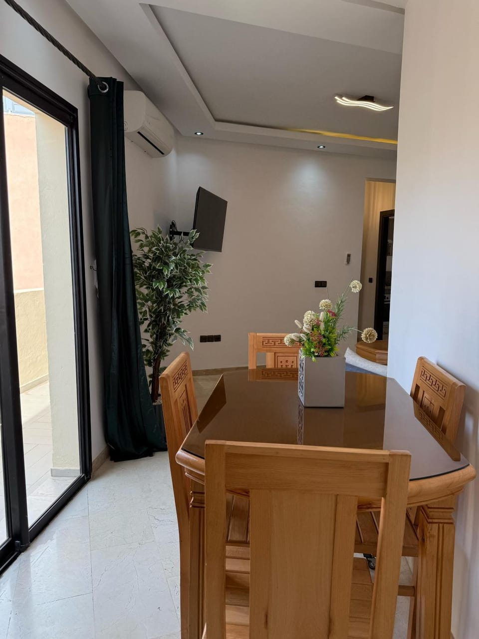 TV and multimedia, Living room, Seating area, Dining area