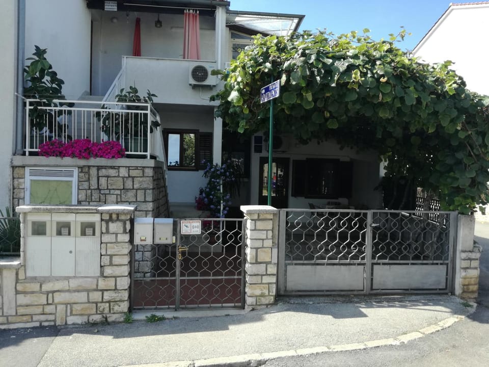 Facade/entrance