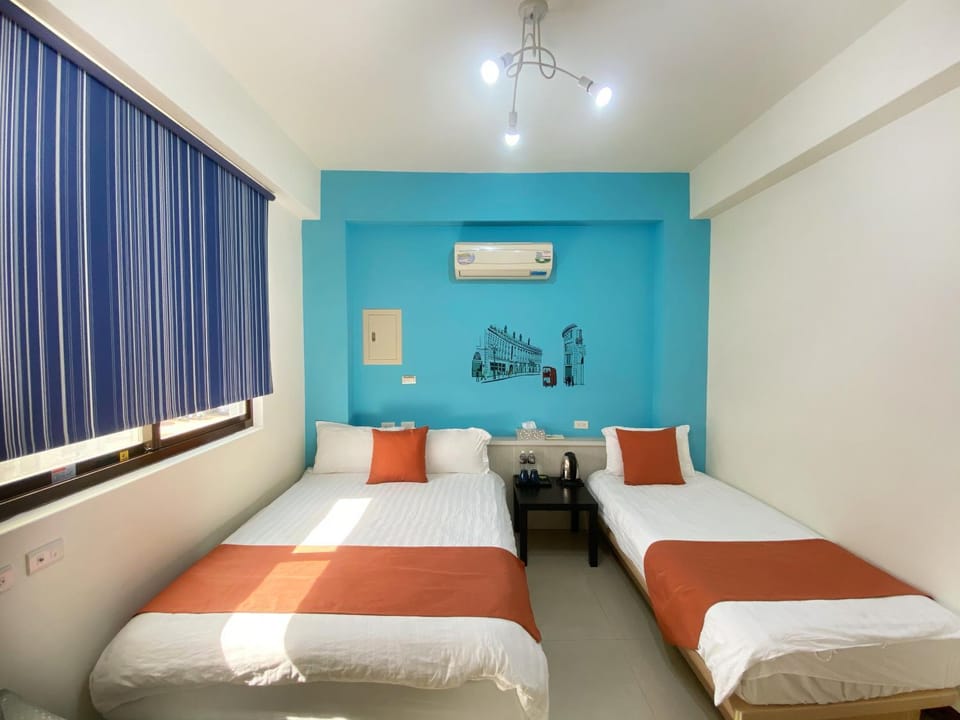 Photo of the whole room, Decorative detail, bunk bed