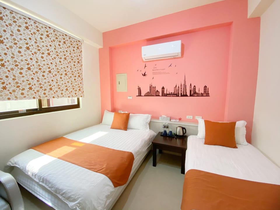 Photo of the whole room, Decorative detail, bunk bed