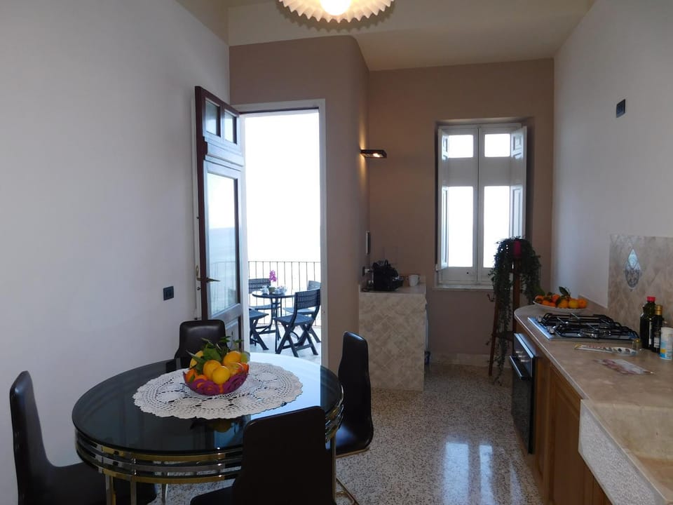 Coffee/tea facilities, Balcony/Terrace, Kitchen or kitchenette, Dining area, Sea view