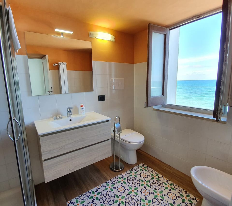 Bathroom, Sea view