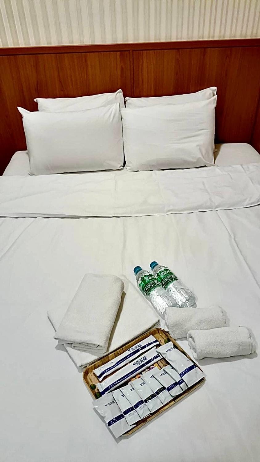 Bed, towels