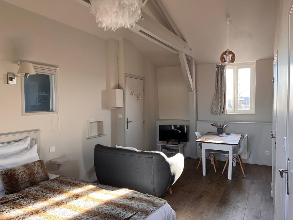 Photo of the whole room, Seating area