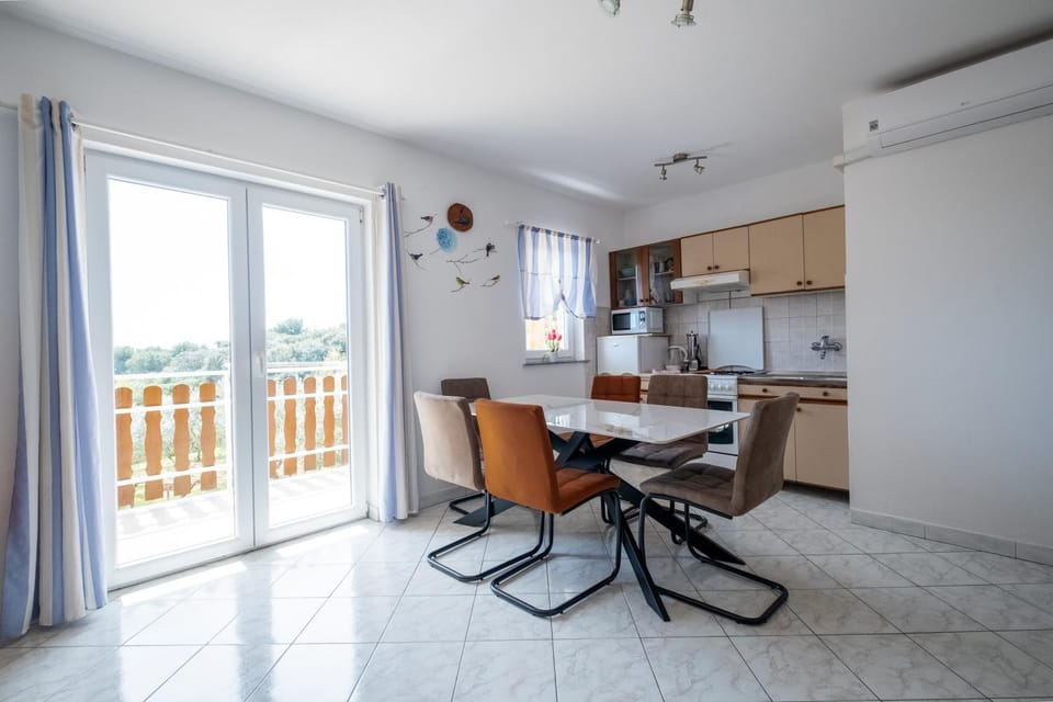Dining area, kitchen