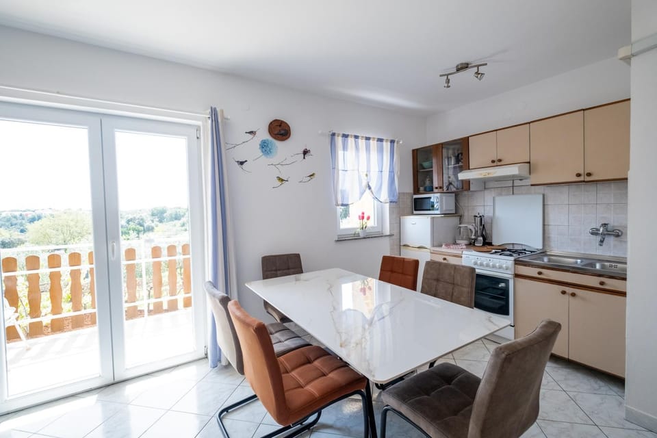 Dining area, kitchen