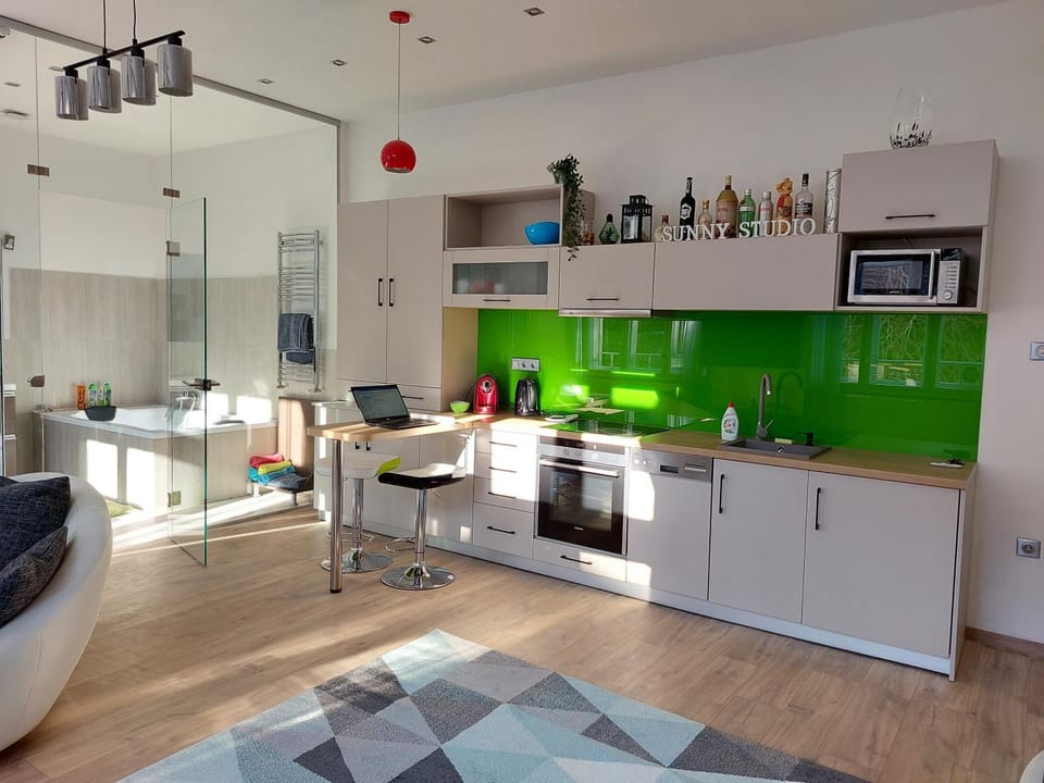 Kitchen or kitchenette, Living room, Seating area, Dining area, minibar, pet friendly, stove, kitchen
