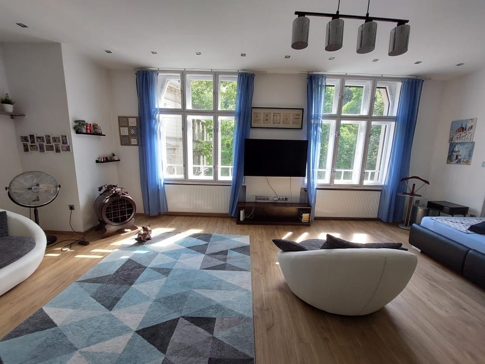 TV and multimedia, Living room, Photo of the whole room, Seating area, internet