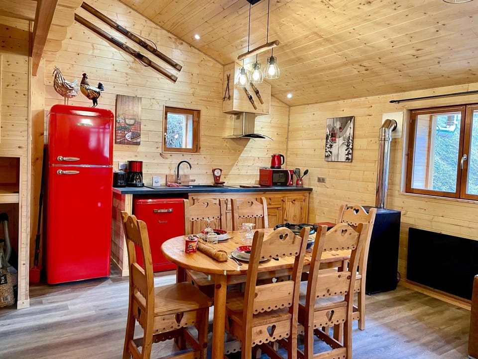 Kitchen or kitchenette, Dining area, pet friendly, stove