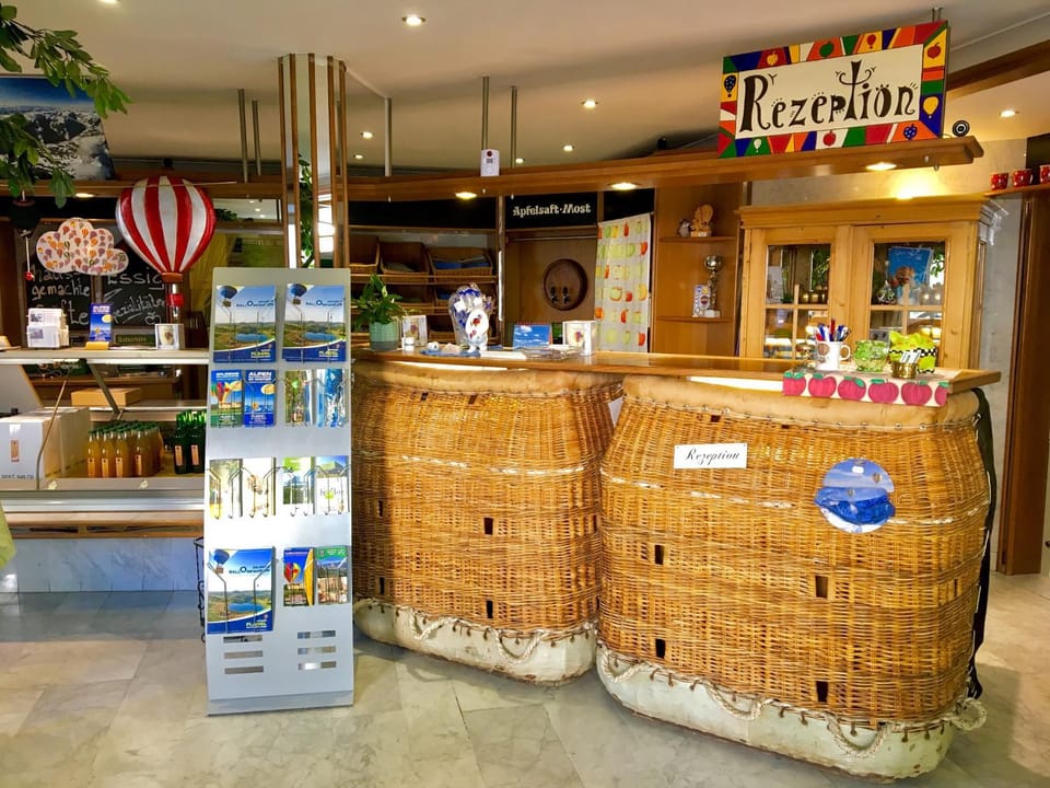 On-site shops, Lobby or reception