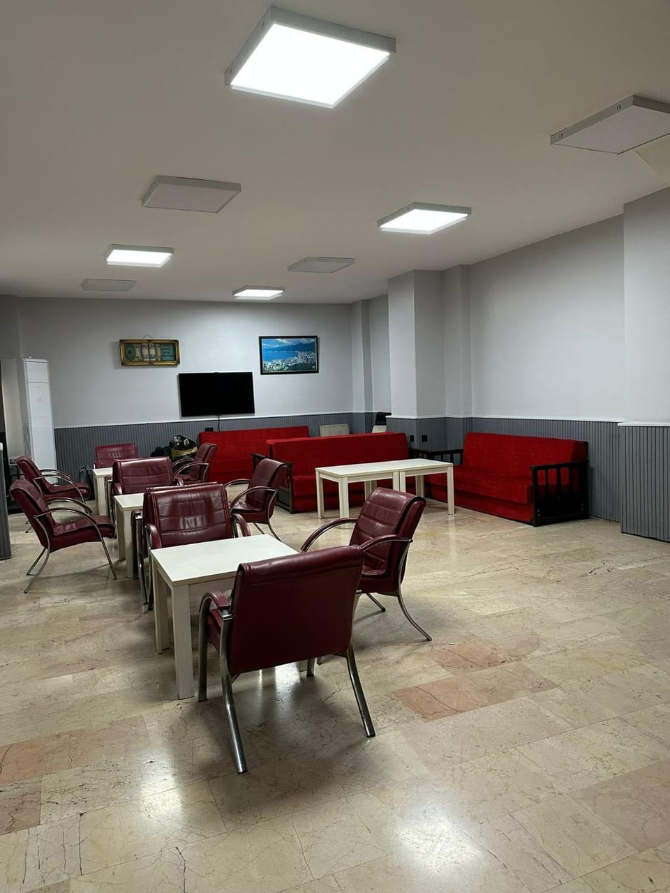 Communal lounge/ TV room, Lobby or reception