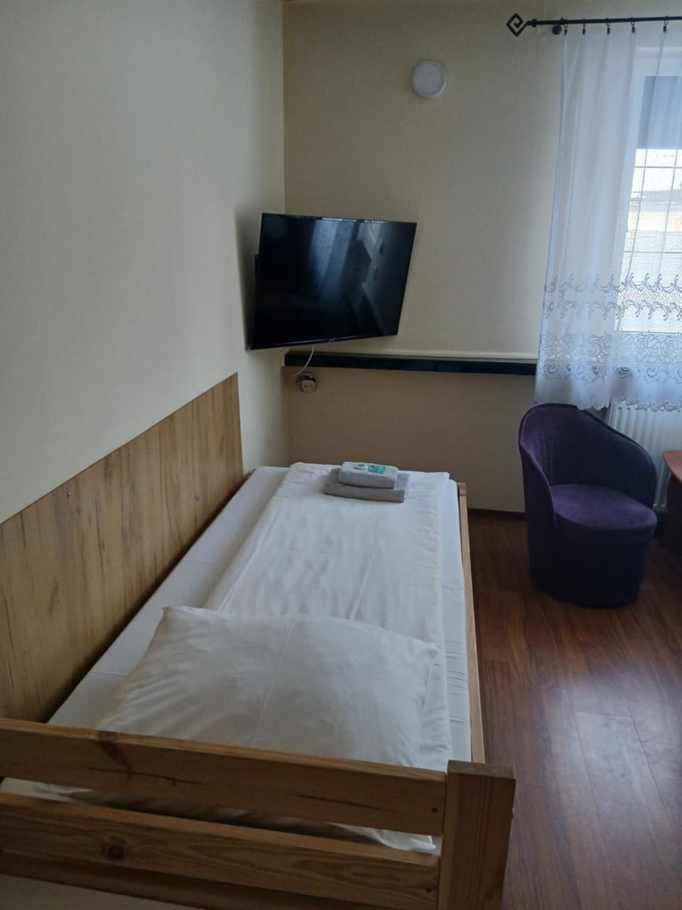 ETNA - Hostel -Noclegi Rzeszów 24 Pokoje -PARKING- Hostel in Poland