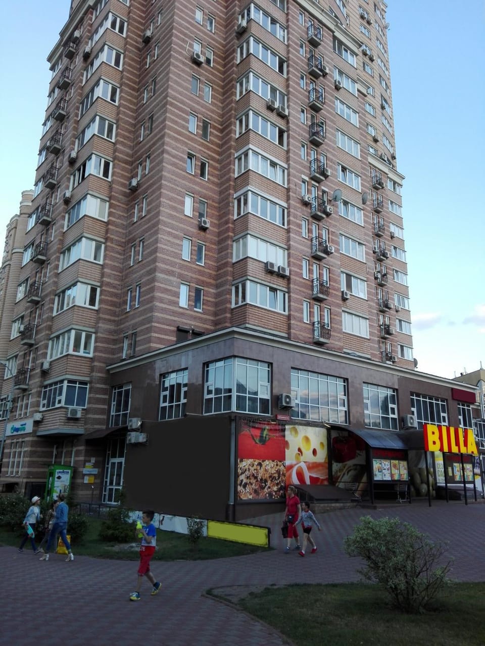 Property building, Facade/entrance, On-site shops, On site, Supermarket/grocery shop