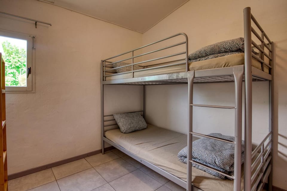 Bedroom, bunk bed