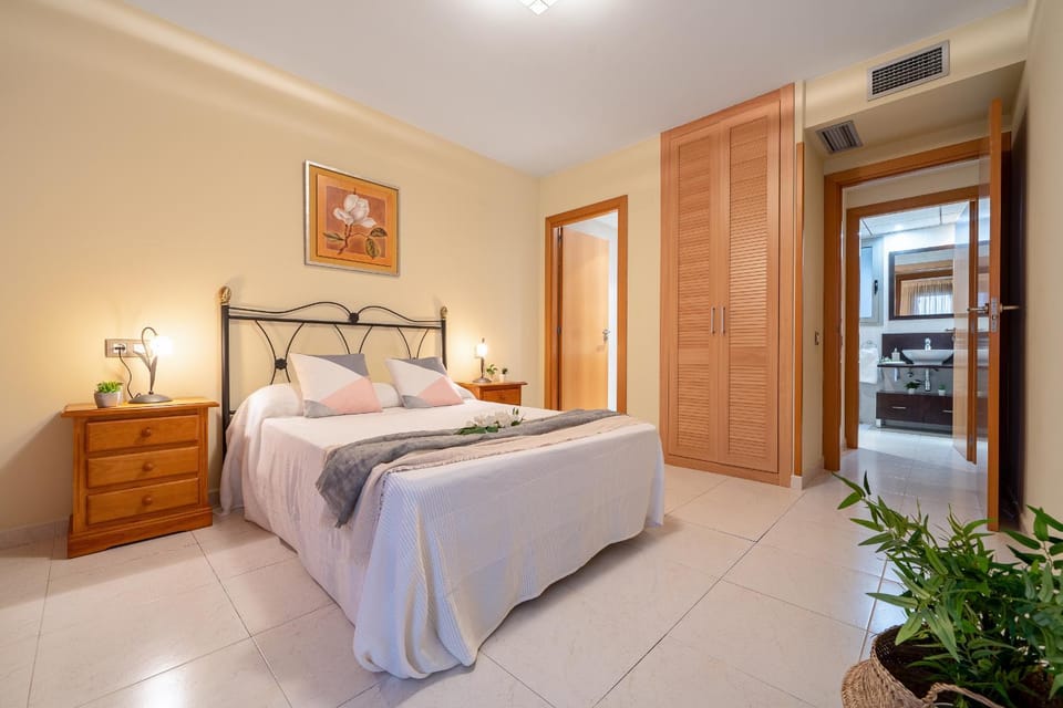 Bed, Photo of the whole room, Bedroom, wardrobe, air conditioner