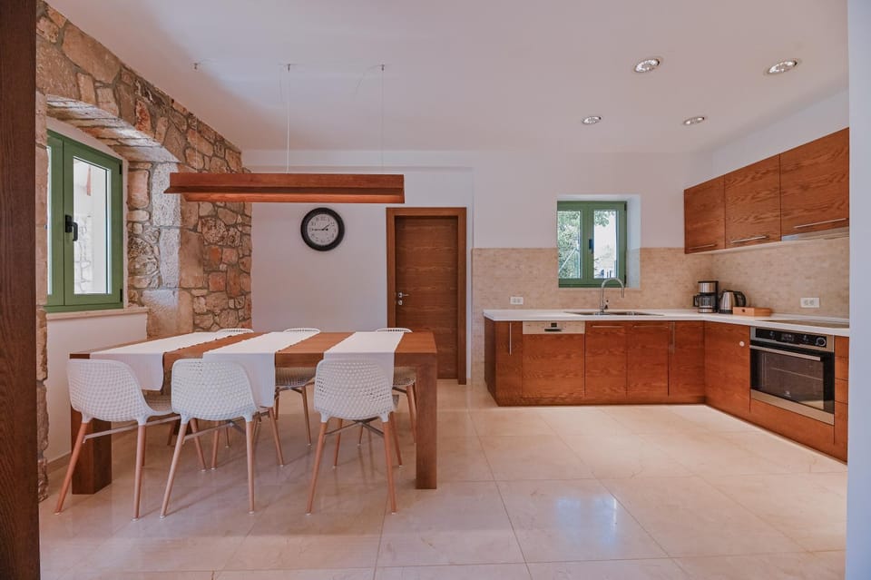 Dining area, kitchen