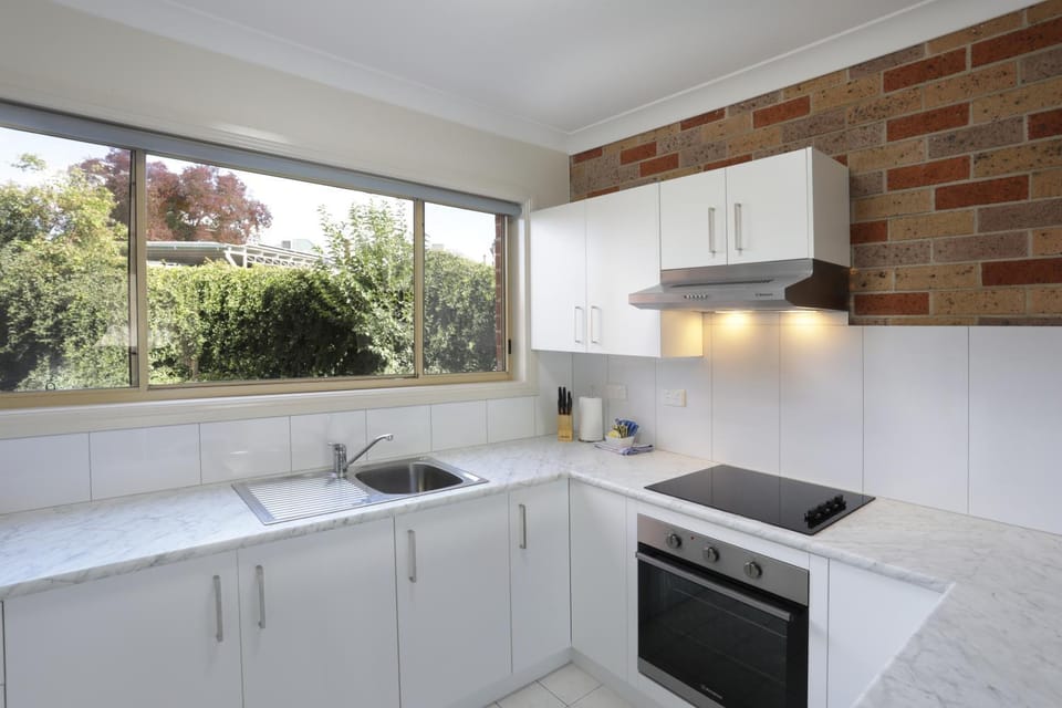 Coffee/tea facilities, Kitchen or kitchenette, stove, kitchen