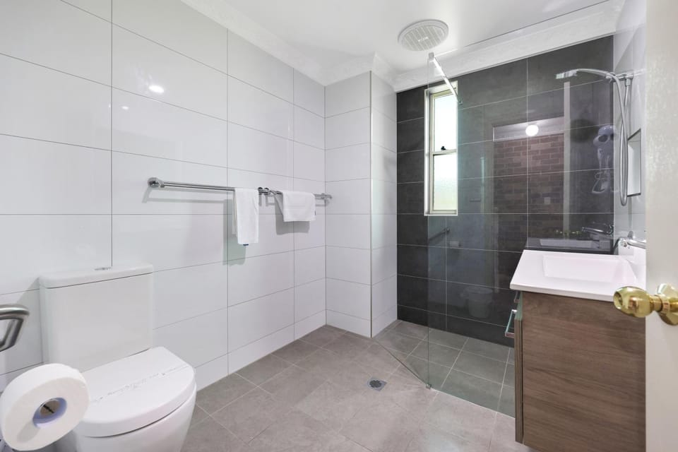 Shower, Toilet, Bathroom, towels