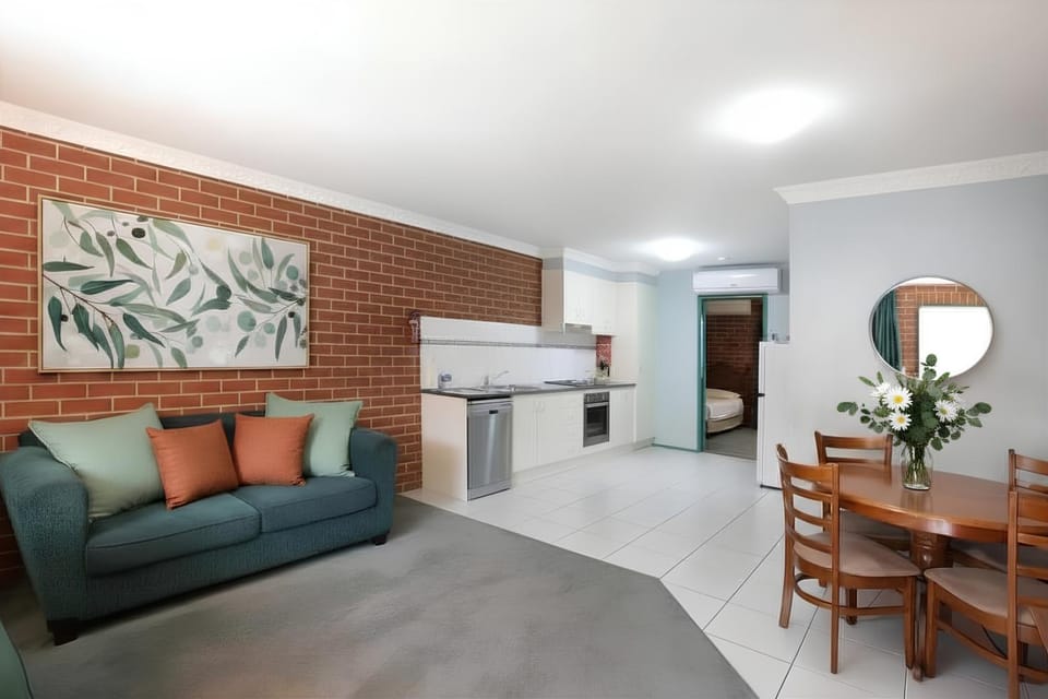 Kitchen or kitchenette, Seating area, Dining area, dishwasher, oven