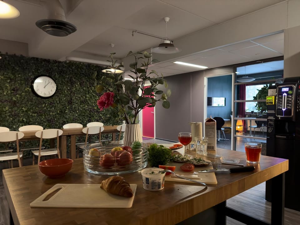Coffee/tea facilities, Kitchen or kitchenette, Living room, Food and drinks, Seating area, Dining area