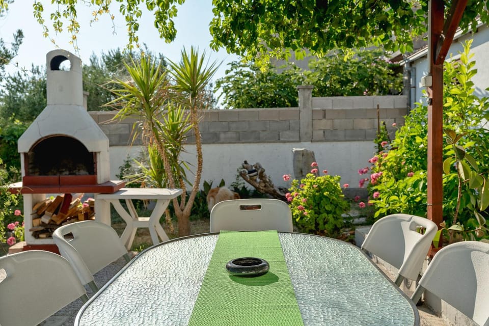 Patio, BBQ facilities