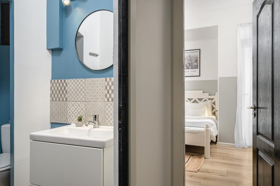Bathroom, Bedroom, towels