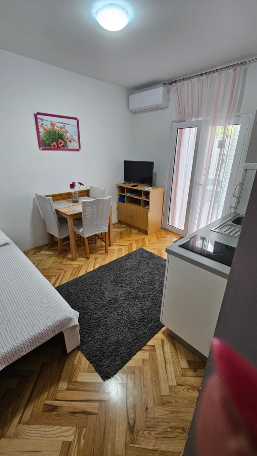 Kitchen or kitchenette, Photo of the whole room