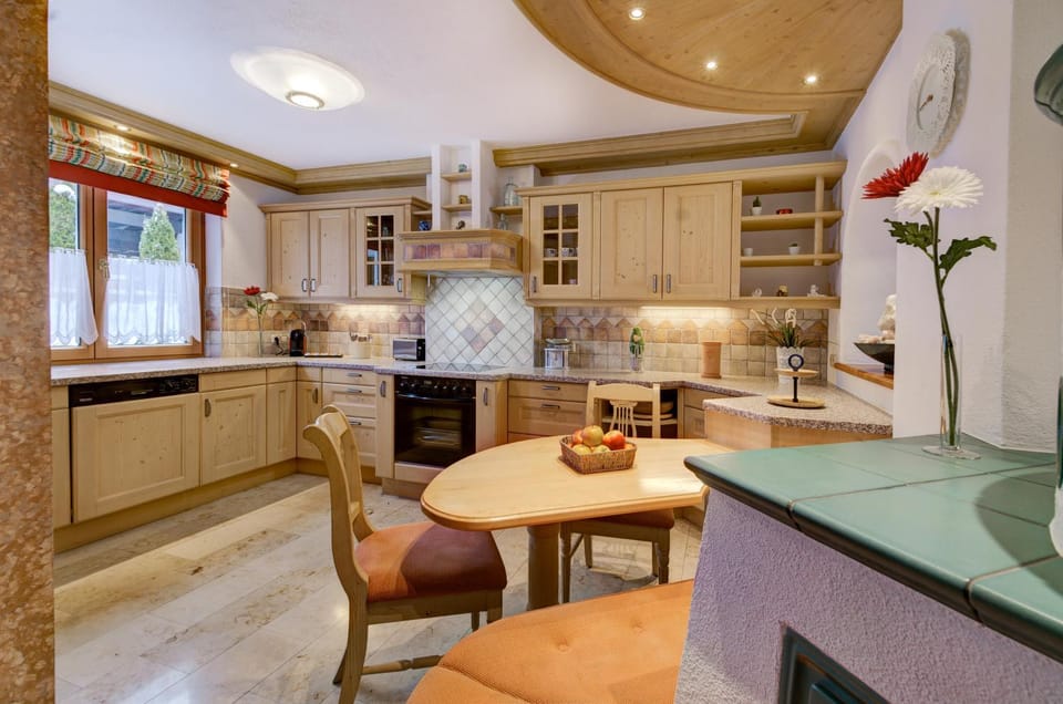 Kitchen or kitchenette, Seating area