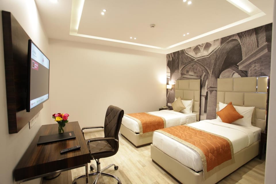 Photo of the whole room, Decorative detail