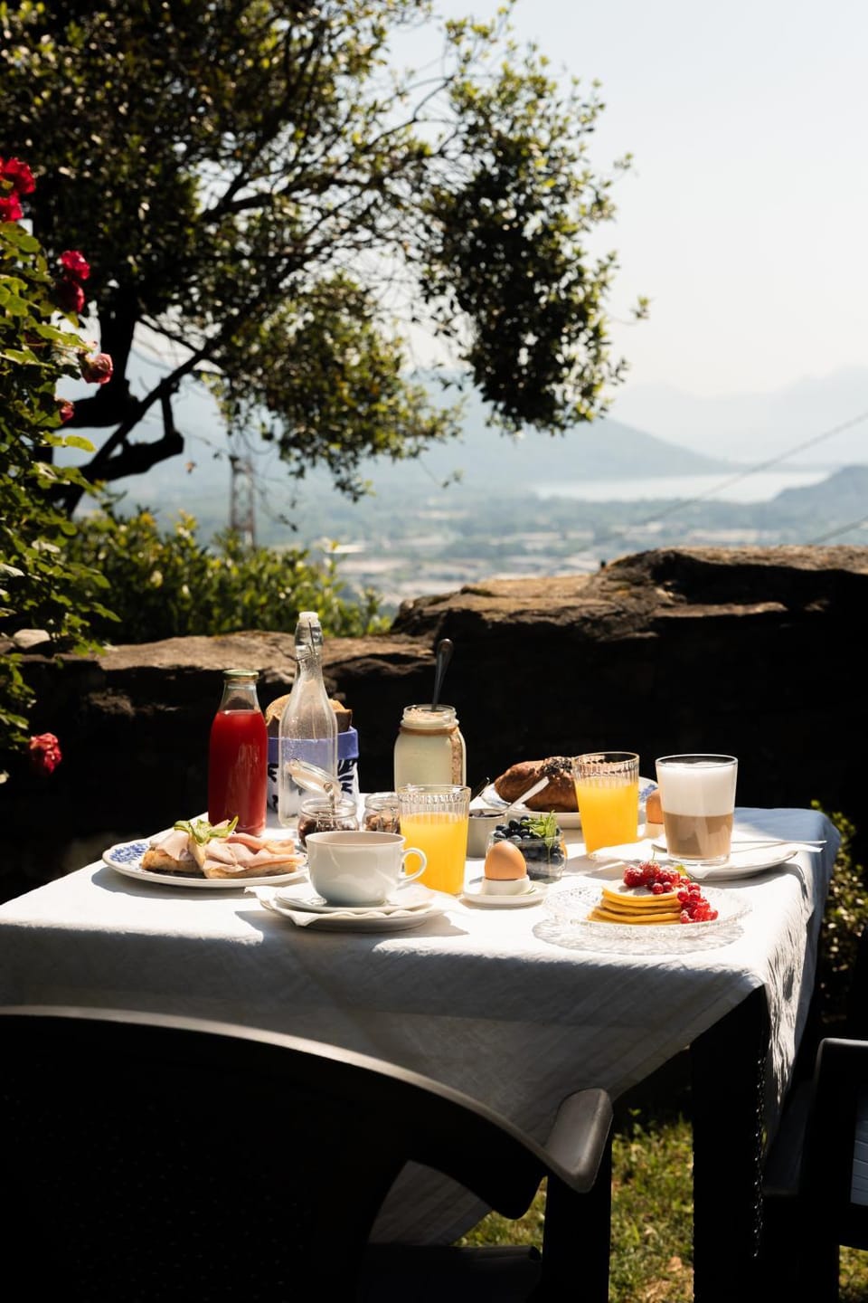 Natural landscape, Food and drinks, Dining area, Food, Breakfast, Drinks