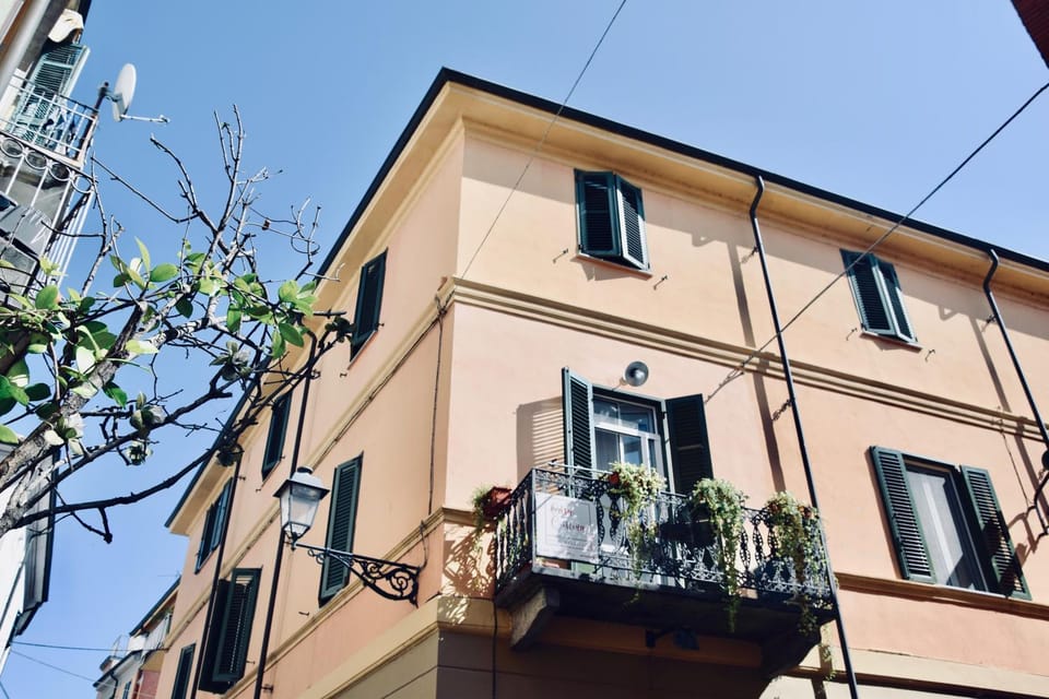 Facade/entrance, Balcony/Terrace