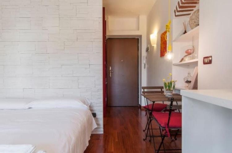 Bed, Dining area, Bedroom