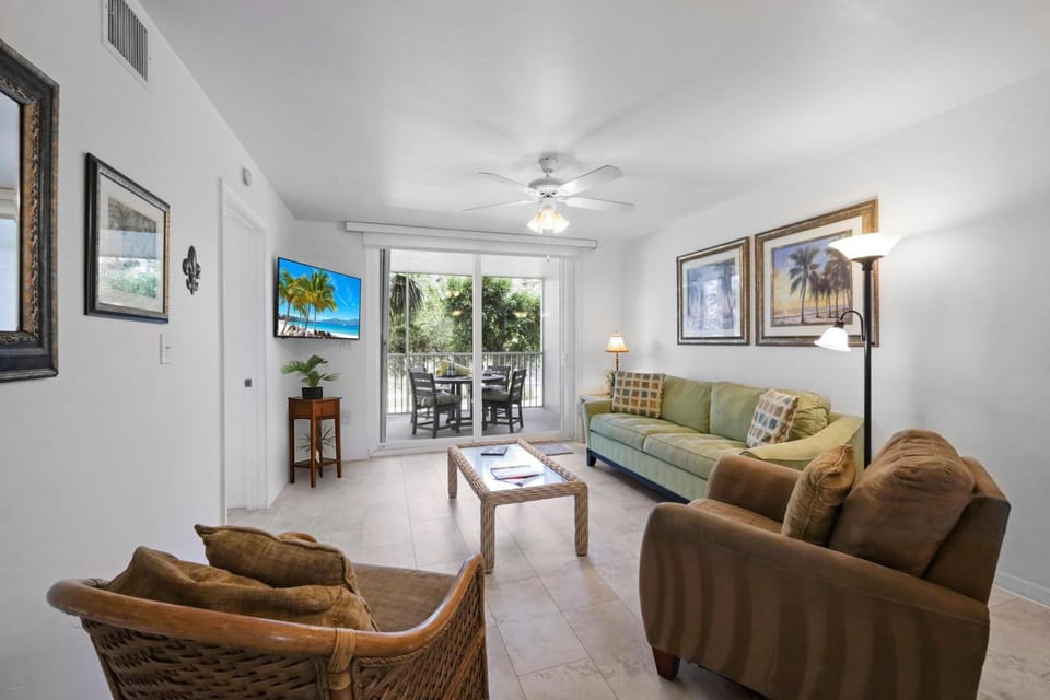 Peaceful condo with pool across from South Beach House in Marco Island