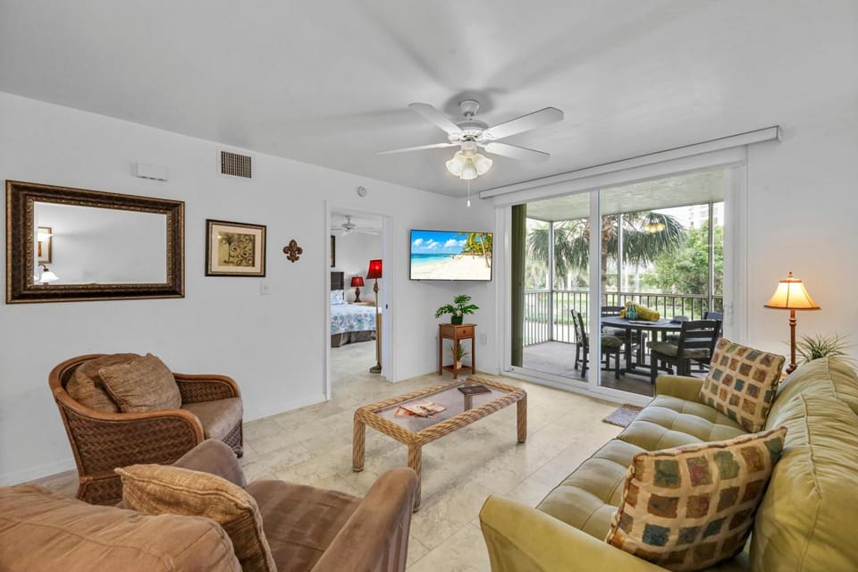 Peaceful condo with pool across from South Beach House in Marco Island